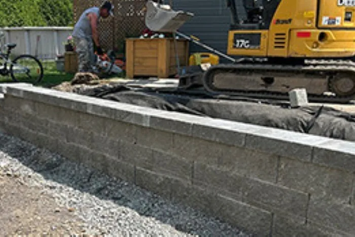 Terrassement et construction d’un muret de soutènement